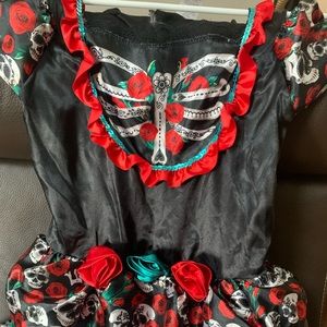 Frida Kahlo costume with hair band.